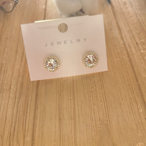 ⭐️⭐️NEW⭐️⭐️Beautiful Dainty CZ stud earrings in GOLD - Picture 7 of 14